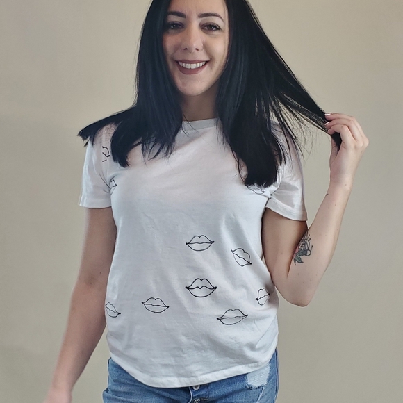 Lips on me tee - Picture 3 of 3